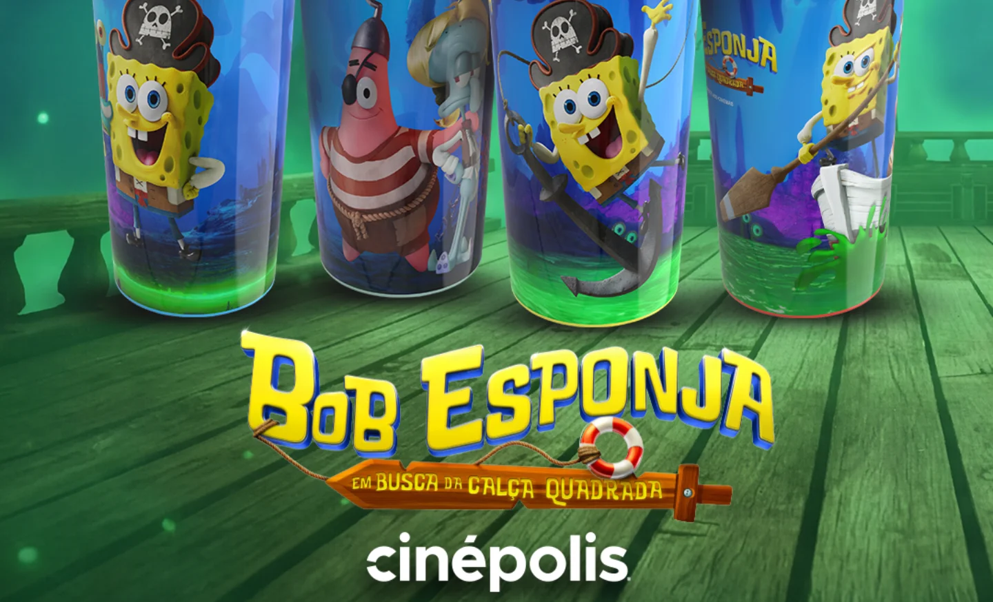 Texto "Bob Esponja : Em Busca da Calça Quadrada" com os copos temáticos dos personagens ao fundo