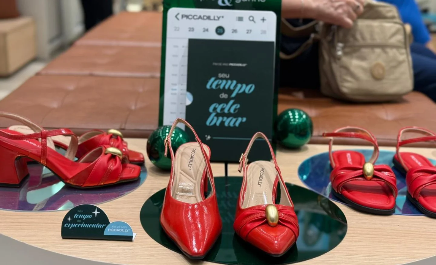 Sapatos e bolsas expostos na vitrine da loja Piccadilly