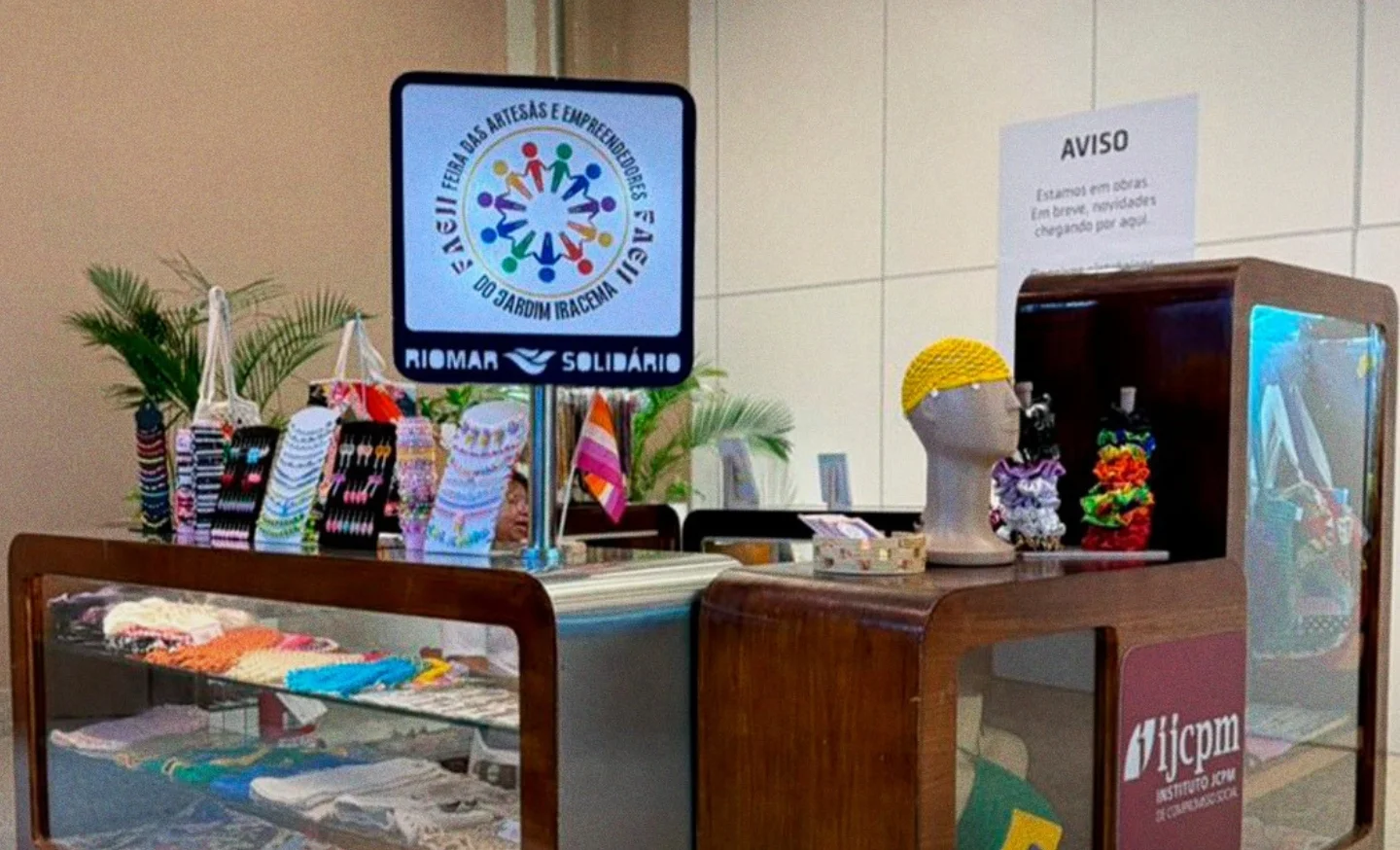 Quiosque social com produtos expostos em vitrines