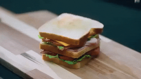 Gif animado com o texto "Gnarly" aparecendo no centro e ao fundo um sanduíche sendo cortado ao meio.