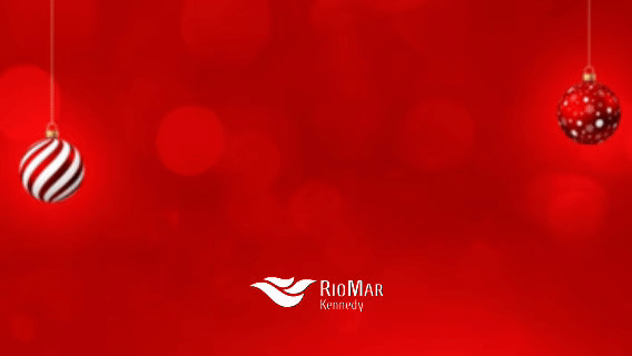 Gif animado com o texto "Feliz Natal" com um gorro de papai noel em fundo vermelho