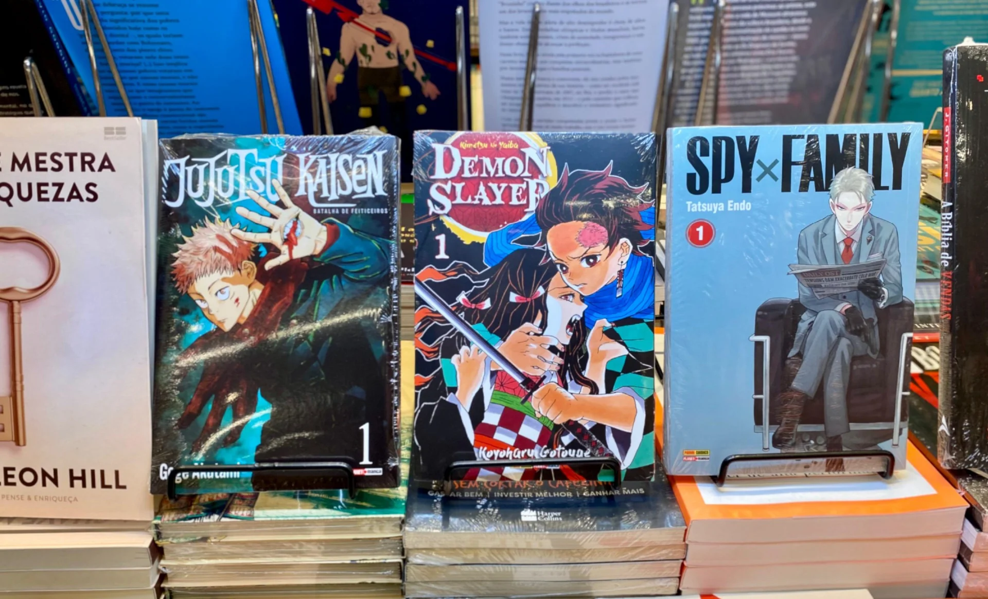 Capa dos Mangás Jujutsu Kaisen, Demon Slayer e Spy Family