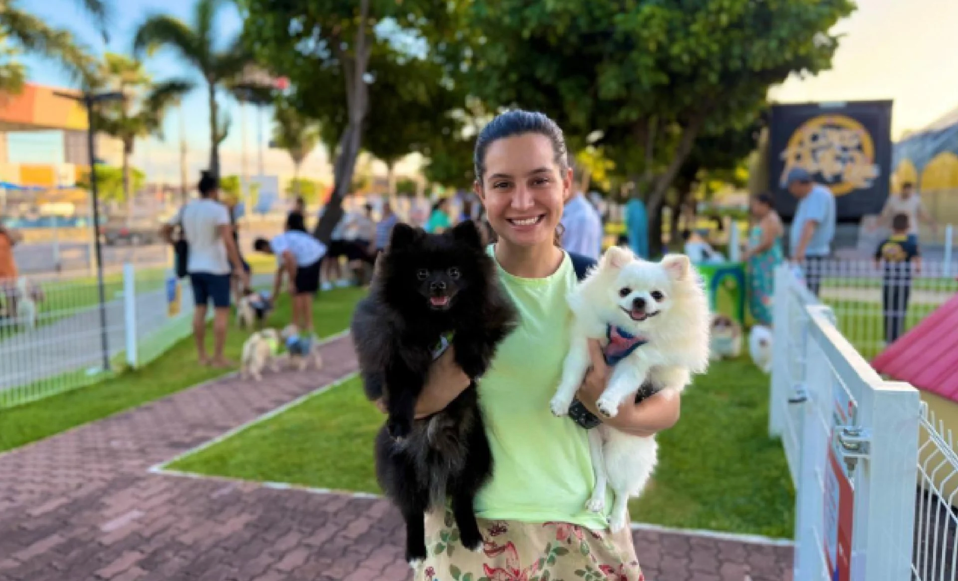 mulher segurando dois cachorros no braço